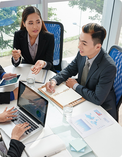 Đội ngũ tư vấn trao đổi cùng khách hàng