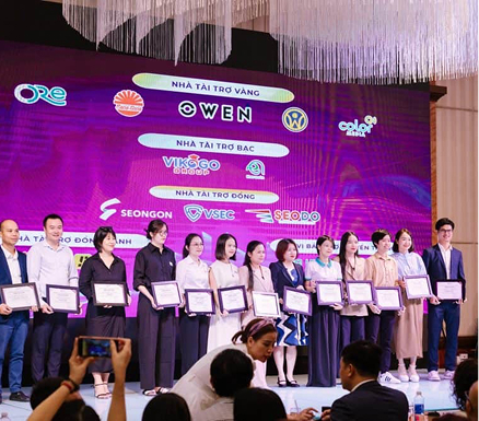 Khách hàng nhận chứng nhận tại sự kiện