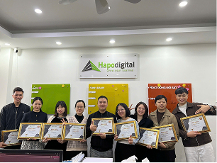 Đội ngũ HapoDigital tại buổi ghi nhận thành tích